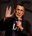 Leonard Nimoy fa il saluto vulcaniano nel 2011 alla convention di Star Trek di Los Angeles nel 2011