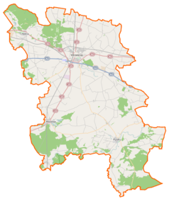 Mapa konturowa powiatu wrzesińskiego, na dole nieco na lewo znajduje się punkt z opisem „Sarnice”