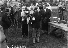 Photo de Tazio Nuvolazi recevant le trophée du vainqueur du Grand Prix de Belgique 1933.