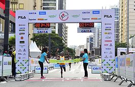 Wude Ayalew gaat als winnares over de finish van de São Silvestre Road Race in São Paulo 2015.