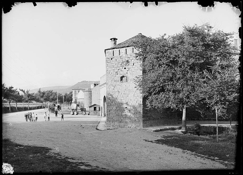 File:Muralles de Jaca amb gent i carros al voltant.jpeg