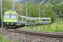 BLS NPZ S-Bahn trein in Simmental op 17 mei 2009 B-Jumbo rijtuig in het midden