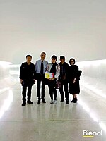 Da esquerda para a direita: Curador da Bienal de Curitiba 2017 - Fang Zhenning; Diretor Geral da Bienal de Curitiba - Luiz Ernesto Meyer Pereira; Ganhadora do Prêmio Jovens Curadores da Bienal de Curitiba 2017 - Carolina Loch; Diretor da China Arts & Enterteinment Group (CAEG) - Liu Zhenlin; Assistente de Curadoria - Xikui Kuang. Ano: 2017.