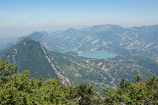 Blick vom Dajti nach Norden mit der westlichen Kette links und der östlichen Kette mit Maja e Liqenit rechts hinten