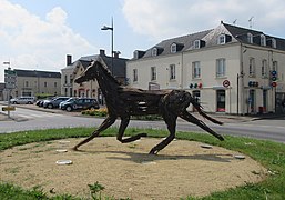 Monument sur la place du 11-Novembre. Un cheval en tôles de fer soudées.