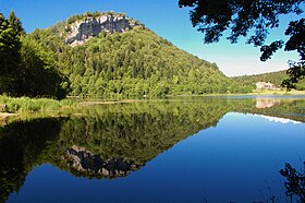 La roche d'Antre et le lac d'Antre à l'avant-plan.