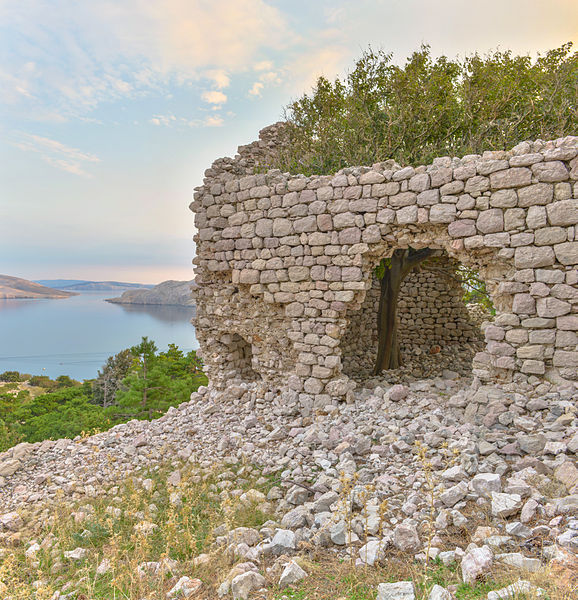 File:Ruins at Krk island.jpg