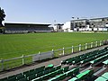 Intérieur du stade Tonnellé avec vue sur la tribune principale.