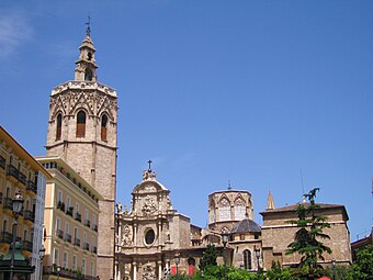 Vista meridional (Plaza de la Reina): Micalet, puerta de los Hierros, cimborrio y exterior de la capilla del Santo Cáliz