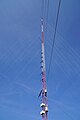 Fotografia d'un mast meteorologic modèrne equipat de plusors anemomètres.