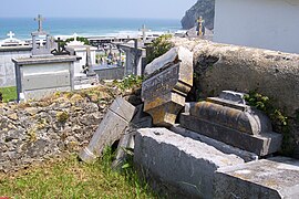 Cementerio civil; enterramientos abandonados.