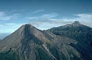 Nevado de Colima (vpravo) a Volcán de Colima (vlevo).