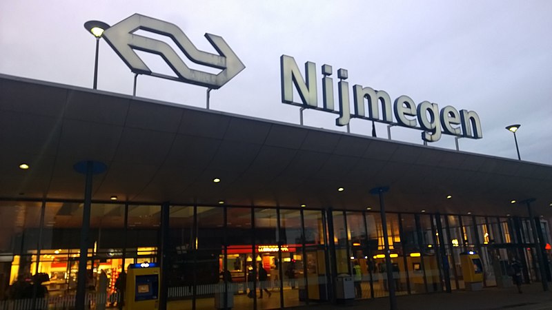 File:Station Nijmegen ingang in 2015.jpg