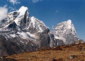 Le Tawesche (à gauche) et le Cholatse (à droite).