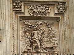 Puerta del cleru, relieve de santa Catalina por Lucas González.