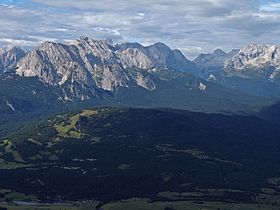 Vue du Hoher Kranzberg (au premier plan), en arrière-plan le Wettersteinwand.