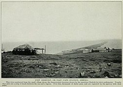 Vista de parte de Puerto Dezhniov en 1913. Las cabañas de estilo americano cerca de la laguna fueron probablemente un puesto comercial.