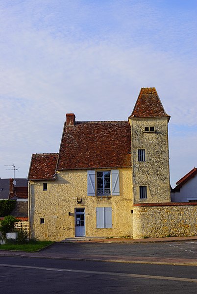 File:Pougues les Eaux, La Tour de la Musique.jpg