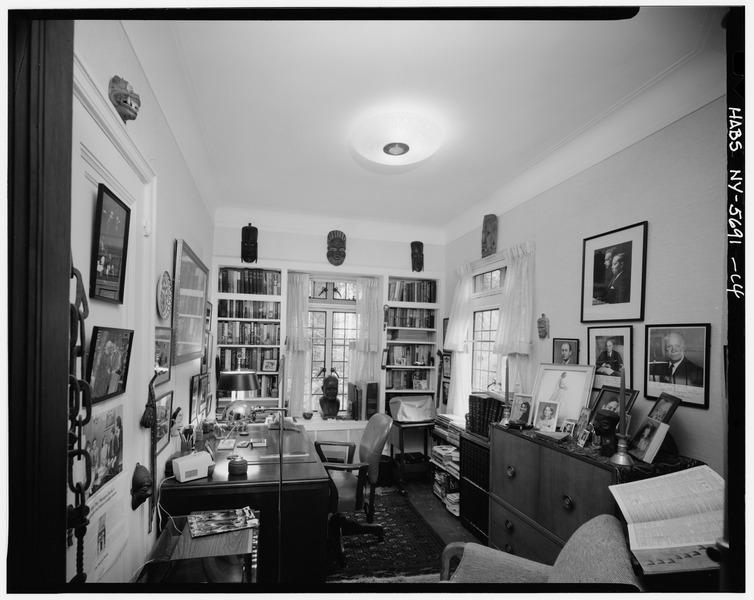 File:STUDY, VIEW TOWARD WINDOW - Ralph Bunche House, 115-125 Grosvenor Road, Kew Gardens, Queens County, NY HABS NY,41-KEWG,1-14.tif