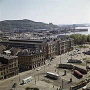 Jernbanetorget og Østbanestasjonen (Oslo Ø) omkring 1965. Østbanestasjonen ble utvidet og ombygd 1882 og nedlagt 1980. Bjørvika i bakgrunnen. Foto: Oslo Museum