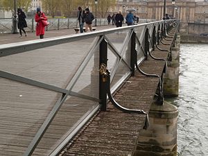 Le pont des Arts avec les nouveaux panneaux de verre, en avril 2016.