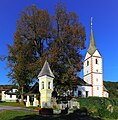 English: Smode cross and parish church Saint Margaret Deutsch: Smode-Kreuz und Pfarrkirche hl. Margarethe