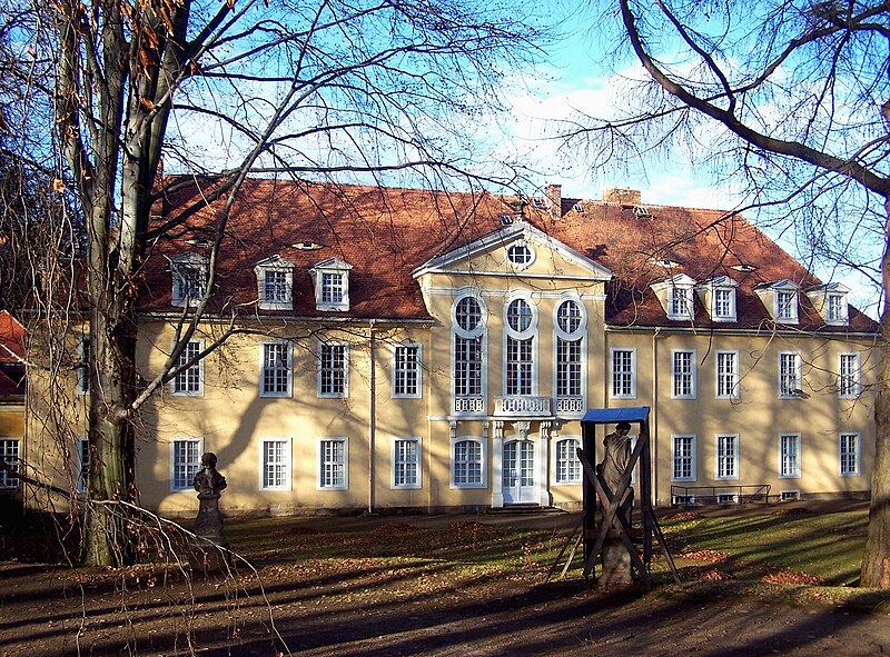 File:Oberlichtenau Schloss 3.jpg