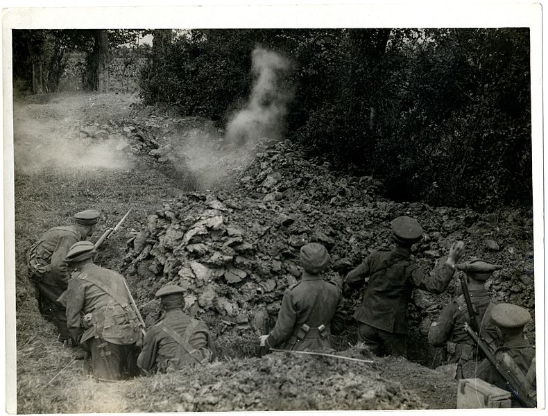 File:A British infantry bombing party (Lestrem, France). Photographer- H. D. Girdwood. (13875301405).jpg