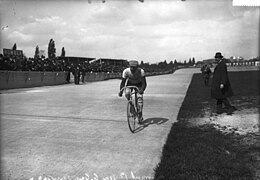 Cyrille Van Hauwaert au Parc des Princes à l'arrivée de Bordeaux-Paris 1909 - 2.jpg