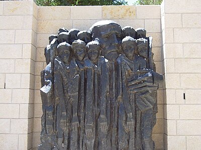 Janusz Korczak et les enfants du ghetto (1978), Sculpture de Boris Saktsier pour le Mémorial de Yad Vashem (Israël).