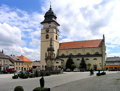 Johanneskirche und Brunnen mit Nepomukstatue