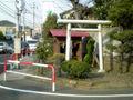 Kleiner Schrein an einer Straßenecke in Narashino, Präfektur Chiba