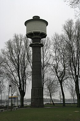 Watertoren in 2009. Erachter ligt een Johan Cruyff Court, op de achtergrond de Nieuwe Maas met het noordelijkste puntje van het Mallegat.