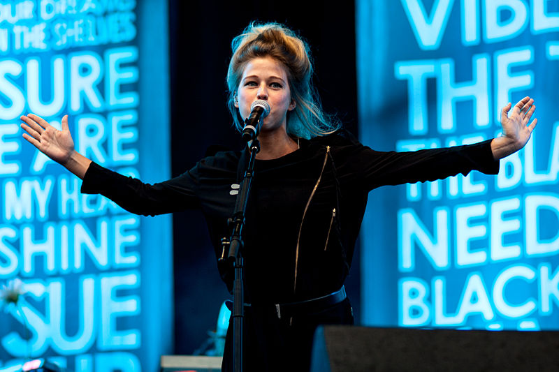 File:Selah Sue @ Dour 2012 (7912047096).jpg