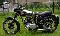 De 650cc-BSA A10 Golden Flash verscheen (mét achtervering) al in 1950, maar Associated Motor Cycles wachtte (te) lang met een antwoord.