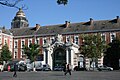 L'ancienne caserne État-major des pompiers de Bruxelles avec son portique d'entrée. En arrière-plan le Palais de justice de Bruxelles.