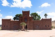 Die historisierte Form einer Kastellburg mit Blick auf die Hauptfront.