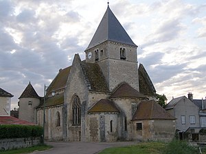 Chevet de l'église romane Saint-Romain du XIIe siècle.