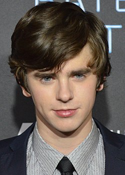 Freddie Highmore 2021.