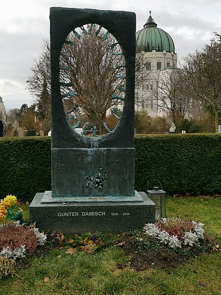 File:Grab Gunter Damisch Wiener Zentralfriedhof 2020-01-30 10.jpg