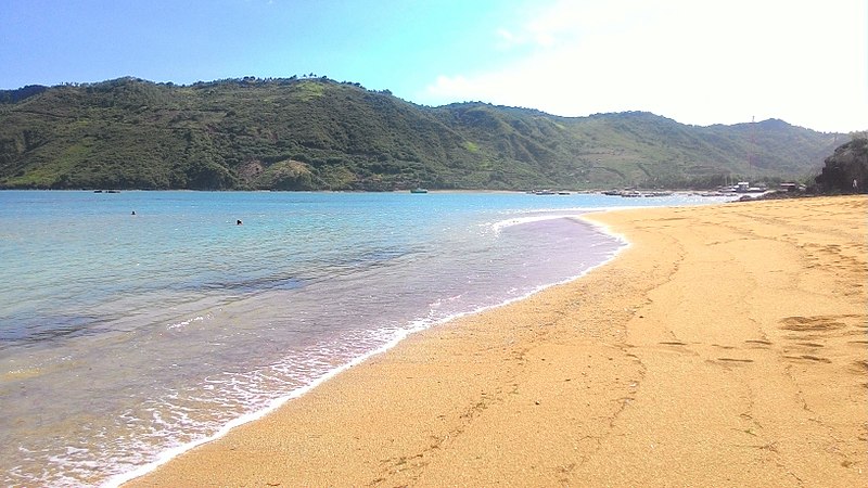 File:Kolaborasi Pantai dengan Bukit yang indah.jpg