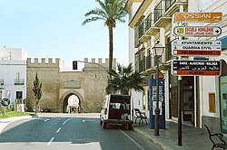 Pogled na Puerta de Jerez, vhod v staro mesto.