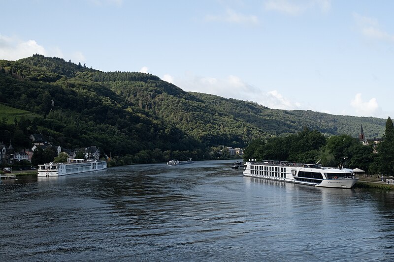 File:View of the Moselle from the Bernkastel-Kues bridge.jpg