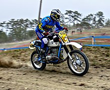 Una BMW bicilíndrica dels 80 en un enduro de clàssiques el 2017