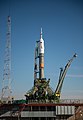 Tên lửa Soyuz-FG chở tàu Soyuz TMA-16M sau khi được dựng lên bệ phóng.