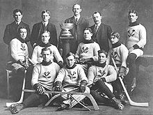 Photographie en noir et blanc des Kenora Thistles avec la Coupe Stanley