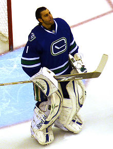 Photographie de Luongo avec le maillot bleu des Canucks de Vancouver