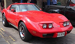 Chevrolet Corvette του 1977, με 2 αεροδυναμικούς εξωτερικούς καθρέφτες και ανοιχτά τα μπροστινά φώτα.