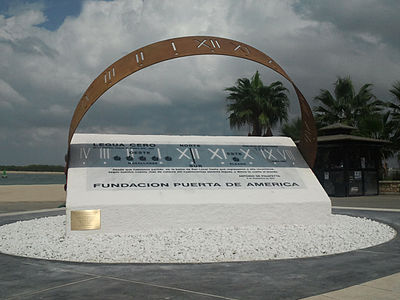 Monumento «Legua Cero» rememora de la unua monda ĉirkaŭnavigado en Sanlúcar de Barrameda (Hispanio).