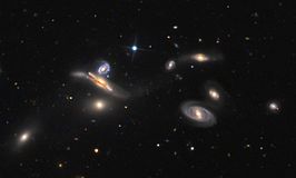 NGC 3745 (2e van rechts) met NGC 3746, NGC 3748, NGC 3750, NGC 3751, NGC 3753 en NGC 3754